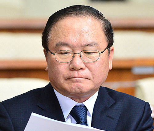 2013년 1월21일 이동흡 헌법재판소장 후보자가 서울 여의도 국회에서 열린 인사 청문회에서 자료를 살펴보고 있다. <사진제공=뉴시스>