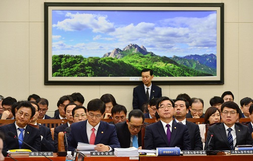 국무위원들이 13일 오전 서울 여의도 국회 환경노동위원회 전체회의에 참석하고 있다. <사진제공=뉴시스>