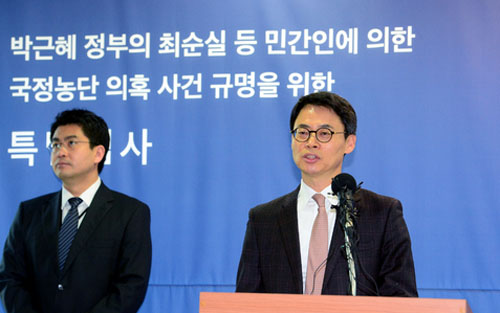 '박근혜 정부의 최순실 등 민간인에 의한 국정농단 의혹 사건 규명을 위한' 특별검사팀의 대변인 이규철 특검보가 14일 오후 서울 강남구 대치동 특별검사 사무실에서 브리핑을 하고 있다. <사진제공=뉴시스>