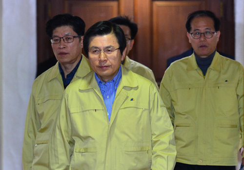 황교안 대통령 권한대행 국무총리가 12일 오전 서울 종로구 정부서울청사 영상회의실에서 열린 민관합동 구제역·AI 일일점검회의에 참석에 참석하고 있다. <사진제공=뉴시스>