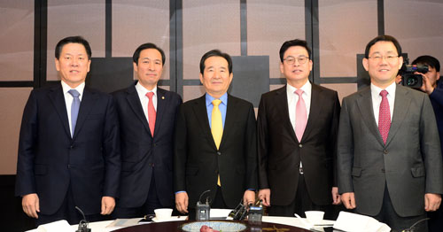 정세균 국회의장(가운데)과 여야 4당 원내대표들이 13일 오후 서울 여의도 한 식당에서 2월 임시국회에서 다룰 쟁점법안 처리 방안을 논의하기 위해 만나 기념촬영을 하고 있다. <사진제공=뉴시스>