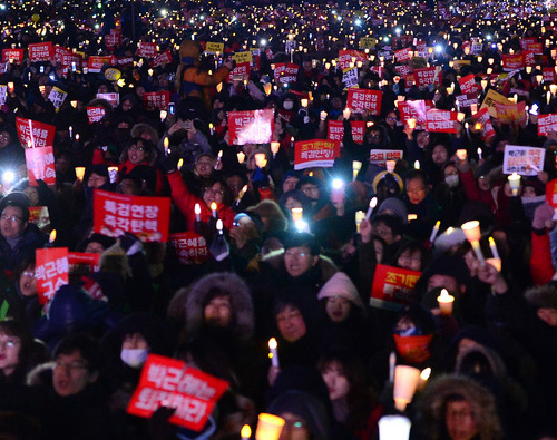 11일 오후 서울 종로구 광화문광장 일대에서 열린 '대통령 탄핵 인용을 촉구하는 제15차 범국민행동의날(15차 촛불집회)'에서 시민들이 촛불을 들고 조기 탄핵과 특검 연장을 촉구하고 있다. <사진제공=뉴시스>