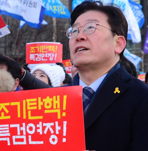 11일 오후 서울 종로구 광화문광장 일대에서 열린 ‘대통령 탄핵 인용을 촉구하는 제15차 범국민행동의날(15차 촛불집회)’에서 이재명 성남시장이 피켓을 들고 조기 탄핵과 특검 연장을 촉구하고 있다. <사진제공=뉴시스>