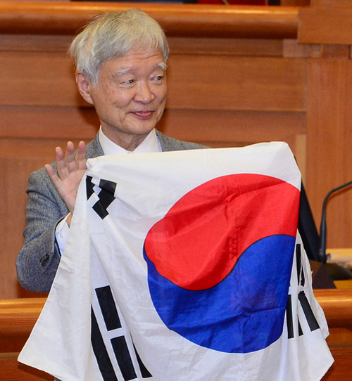 14일 오전 서울 종로구 헌법재판소에서 열린 대통령 탄핵심판 13차 변론기일 시작에 앞서 대통령측 대리인단의 서석구 변호사가 태극기를 들어보이고 있다. <사진제공=뉴시스>