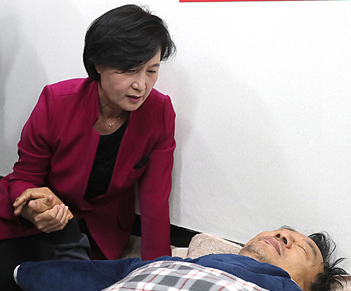 2016년 10월2일 단식 7일째인 이정현 새누리당 대표가 농성중인 국회 대표실을 방문한 추미애 더불어민주당 대표와 누운 채 이야기하고 있다. <사진제공=뉴시스>