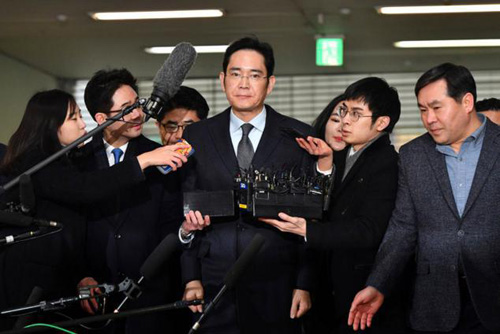Lee Jae-yong, the leader of Samsung, in Seoul, South Korea, on Monday. A court blocked efforts to arrest him last month. Credit Pool photo by Jung Yeon-Je월요일 한국 서울에서 삼성 이재용 부회장. 법원은 지난달 그의 구속을 막았다.