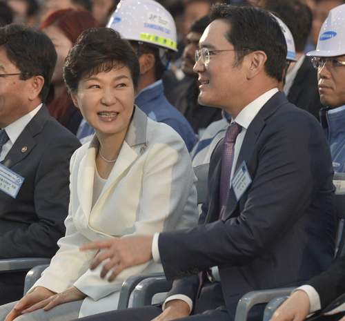 박근혜 대통령이 2015년 5월7일 오전 경기도 평택시 고덕국제화계획지구에서 열린 삼성전자 반도체 평택단지 기공식에 참석해 이재용 삼성전자 부회장과 대화하고 있다. <사진제공=뉴시스>