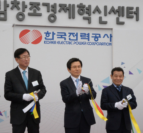 '성완종 리스트'에 연루된 홍준표 경남도지사가 2016년 9월8일 오전 서울 서초구 서울중앙지방법원에서 1심 징역 1년 6개월을 선고받은 후 법원을 나오고 있다. <사진제공=뉴시스>