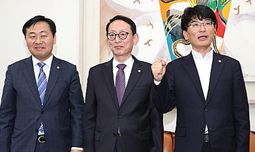 최순실 의혹 수사를 위한 특별검사 임명을 위한 협의를 위해 지난해 10월27일 오후 국회에서 여야 3당 원내수석부대표가 만나고 있다. 왼쪽부터 국민의당 김관영, 새누리당 김도읍, 더불어민주당 박완주 원내수석부대표. <사진제공=뉴시스>