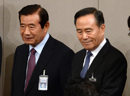 한광옥(왼쪽부터) 신임 대통령비서실장, 박흥렬 경호실장이 지난해 11월4일 오전 청와대 춘추관에서 박근혜 대통령의 대국민담화 발표를 앞두고 자리하고 있다. <사진제공=뉴시스>