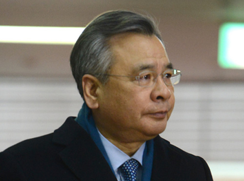 박영수 특별검사가 16일 오전 서울 강남구 '박근혜 정부의 최순실 등 민간인에 의한 국정농단 의혹 사건 규명을 위한' 특별검사 사무실로 출근하고 있다. <사진제공=뉴시스>