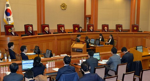 16일 오후 서울 종로구 헌법재판소에서 열린 박근혜 대통령 탄핵심판 14차 변론기일에서 이정미 헌법재판소장 권한대행이 청구인, 피청구인측 대리인단 출석을 확인하고 있다. <사진제공=뉴시스>