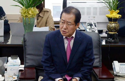 16일 오후 서울 여의도 경상남도 서울본부에서 '성완종 리스트'에 연루돼 재판에 넘겨졌던 홍준표 경남도지사가 항소심에서 무죄를 선고 받은 후 기자회견을 하고 있다. <사진제공=뉴시스>