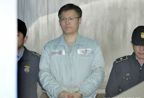 최순실에 청와대 문건을 넘겨준 혐의를 받고 있는 정호성 전 청와대 비서관이 16일 재판을 받기 위해 서울 서초동 서울중앙지방법원으로 들어서고 있다. <사진제공=뉴시스>