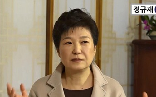 박근혜 대통령이 1월25일 청와대 상춘재에서 '정규재tv' 운영자인 정규재 한국경제신문 주필과 단독 인터뷰를 하고 있다.<사진=정규재tv 화면캡처, 뉴시스>