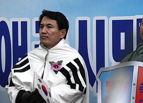 19일 오후 강원 춘천시 석사동 로데오사거리에서 열린 '춘천 애국시민 탄핵기각 태극기 집회'에서 자유한국당 김진태 의원이 태극기를 두르고 박근혜 대통령 탄핵 기각을 촉구하고 있다. <사진제공=뉴시스>