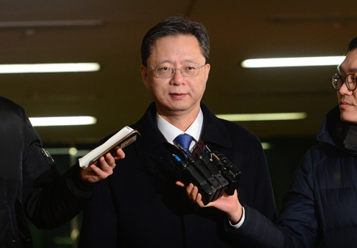 직권남용과 직무유기 혐의를 받는 우병우 전 청와대 민정수석이 피의자 신분으로 특검 조사를 마치고 19일 오전 서울 강남구 박근혜 정부의 최순실 등 민간인에 의한 국정농단 의혹 사건 규명을 위한 특별검사 사무실을 나서고 있다. <사진제공=뉴시스>