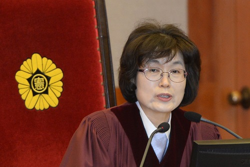 이정미 헌법재판소장 권한대행이 20일 오전 서울 종로구 헌법재판소 대심판정에서 열린 박근혜 대통령 탄핵심판 15차 변론기일에서 청구인, 피청구인 측 대리인단 출석을 확인하고 있다. <사진제공=뉴시스>