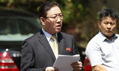 강철 말레이시아 주재 북한대사(오른쪽)가 20일 외교부에 초치됐다가 돌아온 후 쿠알라룸푸르 대사관 앞에서 김정남 암살사건에 관한 말레이시아 경찰의 수사결과를 믿을 수없다고 말하고 있다. <사진제공=뉴시스>