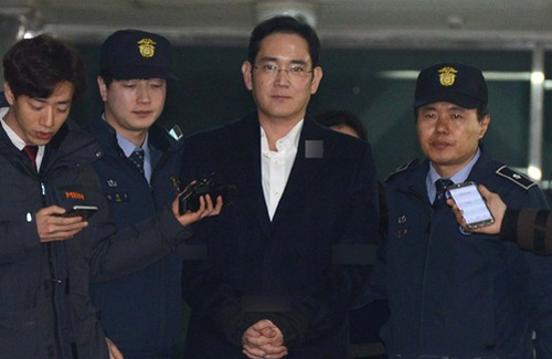 430억원대 뇌물공여 혐의 등으로 구속된 이재용 삼성전자 부회장이 20일 오전 서울 강남구 박영수 특별검사팀 사무실에서 조사를 마친 뒤 나서고 있다. <사진제공=뉴시스>