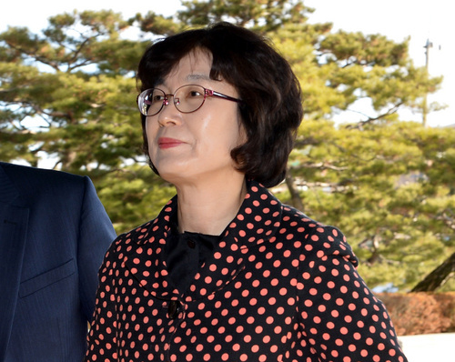 이정미 헌법재판소장 권한대행이 박 대통령 탄핵심판 최종변론 기일을 나흘 앞둔 23일 오전 서울 종로구 헌법재판소로 출근하고 있다. <사진제공=뉴시스>