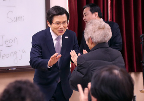 황교안 대통령 권한대행 국무총리가 24일 오후 서울 서대문노인종합복지관을 방문해 한글수업중인 어르신들과 대화하고 있다. <사진제공=뉴시스>