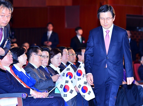 황교안 대통령 권한대행 국무총리가 1일 오전 제98주년 3·1절 기념식이 열린 서울 종로구 세종문화회관에서 기념사를 마치고 여야 당 대표들을 지나치고 있다. <사진제공=뉴시스>