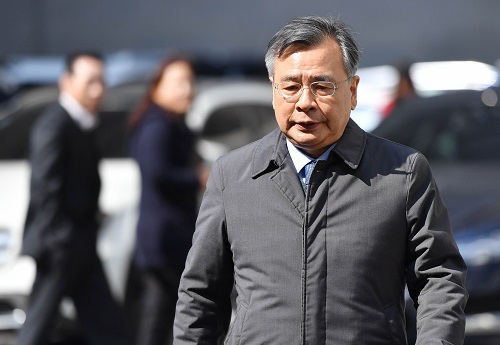 박영수 특검이 3일 기자들과 오찬 간담회를 마치고 서울 강남구 대치동 특검 사무실로 이동하고 있다. <사진제공=뉴시스>