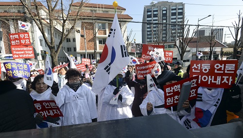 박근혜 대통령 탄핵심판 4차 변론기일을 하루 앞둔 지난 1월 11일 오후 서울 종로구 헌법재판소 정문 앞에서 엄마부대 회원들이 태극기와 탄핵 무효, 언론 규탄 피켓을 들고 탄핵 무효 촉구 집회를 하고 있다. <사진제공=뉴시스>