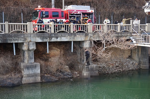 지난 1월23일 오후 1시6분께 전북 전주시 아중저수지에서 10대 소녀가 익사체로 발견됐다. 이 소녀는 전주의 한 이동통신업체 콜센터 직원으로 근무하며 평소 강도높은 업무에 시달렸던 것으로 알려졌다. 지역 시민단체들은 소녀의 죽음에 분노하며 해당 통신업체의 진상 규명을 촉구하고 있다. 사진은 저수지에 떠오른 소녀를 인양하는 구조대원들의 모습. <사진제공= 전북소방본부/뉴시스>
