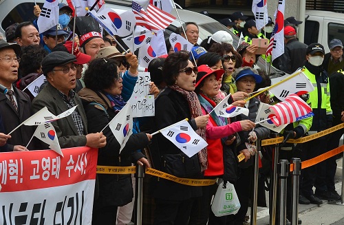 박근혜 전 대통령의 검찰 소환을 하루 앞둔 20일 오후 박 전 대통령 지지자들이 서울 강남구 박 전 대통령 자택에서 탄핵 무효를 촉구하는 집회를 열고 있다. <사진제공=뉴시스>