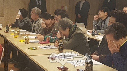 23일 연극 <이등병의 엄마> 제작발표회에 참석한 군 사망사고 유족들이 자료 영상을 보며 오열하고 있다.   ⓒ go발뉴스