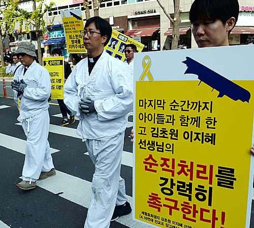 ▲ 2015년 10월7일 오전 서울 종로구 조계사 대웅전 앞마당부터 인사혁신처까지 진행된 한국기독교교회협의회 인권센터, 대한불교조계종 노동위원회, 천주교 서울대교구 노동사목위원회가 함께 하는 ‘세월호 기간제 교사 순직 인정 촉구 오체투지’에서 참석자들이 오체투지 행진을 하고 있다. <사진제공=뉴시스>