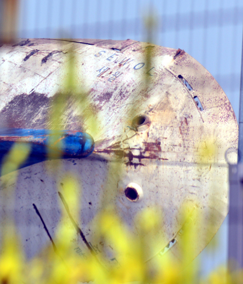 ▲ 세월호 참사 3주기인 16일 오전 전남 목포신항만, 육상에 올려진 세월호가 세척되자 선수부분에 새겨진 '세월' 두글자가 선명하게 보이고 있다.<사진제공=뉴시스>