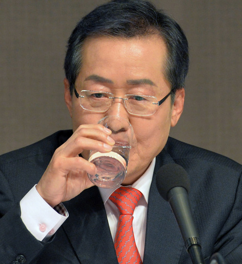 ▲ 21일 오전 서울 중구 한국프레스센터 국제회의장에서 열린 관훈토론회에 참석한 홍준표 자유한국당 대선 후보가 물을 마시고 있다. <사진제공=뉴시스>