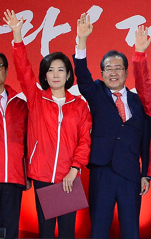 ▲ 홍준표 자유한국당 대선후보와 나경원 공동중앙선대위원장이 8일 서울 중구 장충체육관에서 열린 자유한국당 중앙선대위발대식 및 서울·강원 필승대회에서 참석자들과 기념촬영을 하고 있다. <사진제공=뉴시스>