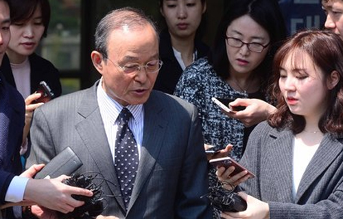 ▲ 송민순 전 외교통상부 장관이 21일 서울 종로구 북한대학원대학교를 나서며 취재진의 질문에 답하고 있다. 송 전 장관은 2007년 유엔 북한인권결의안 기권 결정 과정에 문재인 더불어민주당 대통령 후보가 개입했다는 논란과 관련해 증거가 되는 문건을 공개했다. <사진제공=뉴시스>