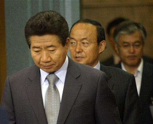 ▲ 2007년 7월21일 오후 노무현 대통령이 청와대 춘추관에서 아프가니스탄 탈레반의 한국인을 납치사건에 관련 메세지 발표를 하기위해 무거운 표정으로 들어서고 있는 모습. 뒤로 송민순 외교부장관과 문재인비서실장이 따르고 있다.<사진제공=뉴시스>