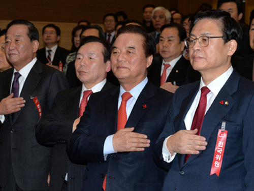 ▲ 2016년 12월29일 당시 새누리당 인명진 비상대책위원장 추인을 위해 여의도 국회 의원회관에서 열린 제6차 전국위원회에 정우택 원내대표를 비롯한 의원들이 국민의례를 하고 있다. 사진은 서청원(왼쪽부터), 이인재, 정갑윤, 정우택 의원. <사진제공=뉴시스>