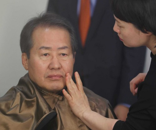 ▲ 중앙일보-JTBC-한국정치학회 공동주최 2017 대통령 후보 초청 토론회가 25일 경기도 고양시 빛마루 방송지원센터에서 열렸다. 토론시작 전 홍준표 후보가 메이크업을 하고 있다. <사진제공=뉴시스>