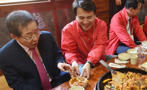 ▲ 홍준표(왼쪽부터) 자유한국당 대선후보가 24일 오후 강원 춘천시 중앙로2가에서 선거 유세를 마친 뒤 김진태 의원 당 강원도당 당직자들과 닭갈비를 먹고 있다. <사진제공=뉴시스>