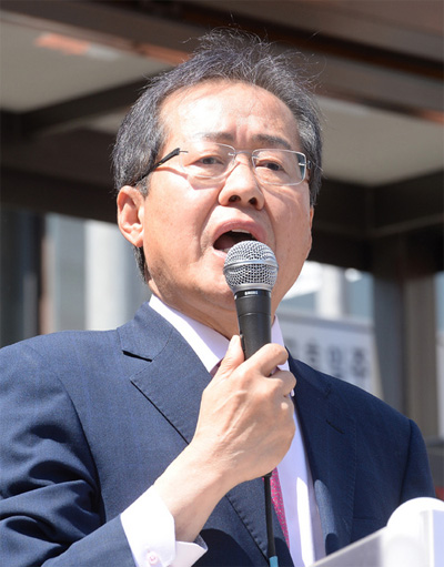 ▲ 27일 오전 경북 구미시 구미역 앞에서 홍준표 자유한국당 대선 후보가 선거 유세를 하고 있다. <사진제공=뉴시스>