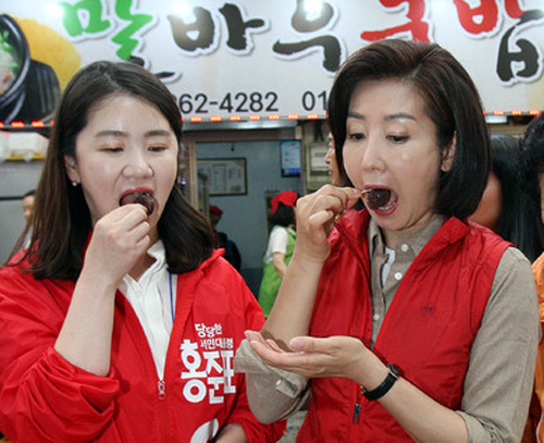▲ 나경원 자유한국당 공동중앙선대위원장이 4일 광주 북구 말바우시장에서 순대를 먹고 있다. 앞서 나 위원장은 시장 앞 유세 차량에 올라 홍준표 19대 대선 후보 지지를 호소했다. 왼쪽은 같은 당 신보라 의원. <사진제공=뉴시스>