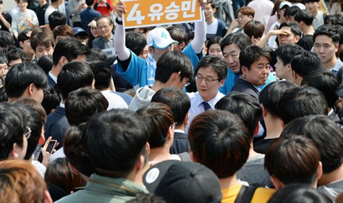 ▲ 유승민 바른정당 대선후보가 4일 오후 서울 성동구 한양대 캠퍼스 내에서 학생들과 인사하며 지지를 호소하고 있다. <사진제공=뉴시스>