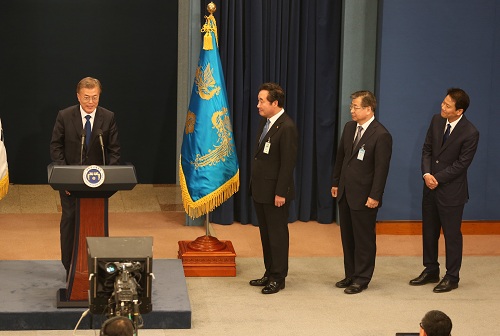 ▲ 문재인 대통령이 10일 청와대 춘추관 대브리핑룸에서 국무총리와 국정원장 내정자, 비서실장, 경호실장 인선 발표를 하고 있다. <사진제공=뉴시스>