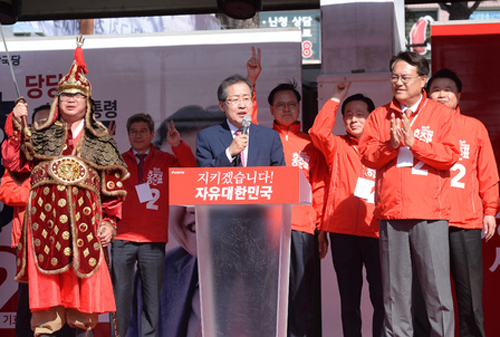 ▲ 지난 4월27일 오후 충남 아산시 온양온천역 앞에서 홍준표 자유한국당 대선 후보가 선거 유세를 하고 있다. 오른쪽은 정진석 의원. <사진제공=뉴시스>