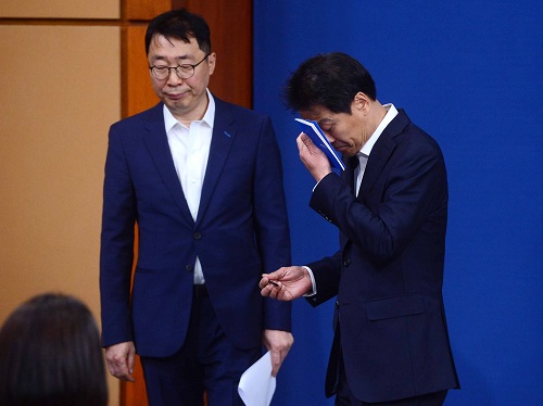 ▲ 임종석(오른쪽) 대통령 비서실장과 윤영찬 국민소통수석이 14일 서울 청와대 춘추관 대브리핑룸에서 국가안전보장회의(NSC) 관련 브리핑을 마친 후 자리를 옮기고 있다. <사진제공=뉴시스>