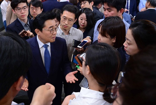 ▲ 전병헌 청와대 정무수석이 14일 청와대 춘추관 대브리핑룸에서 취재진의 질문에 답변하고 있다. <사진제공=뉴시스>