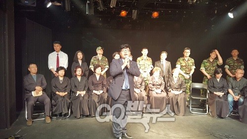 ▲ 18일 서울 대학로 <예술공간 오르다>에서 진행된 스토리펀딩 연극 <이등병의 엄마> 언론 시사회에서 제작자 고상만 씨가 인사말을 하고 있다. ⓒ go발뉴스