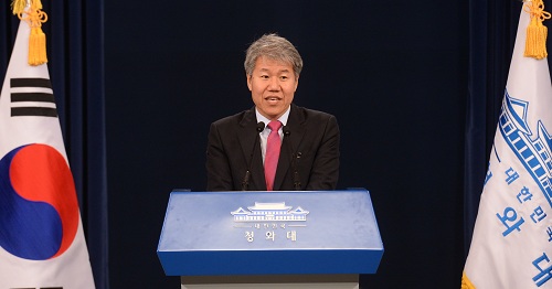 ▲ 김수현 청와대 사회수석이 22일 오전 춘추관에서 문재인 대통령의 '4대강 보 상시 개방' 업무지시와 관련해 브리핑하고 있다. <사진제공=뉴시스>